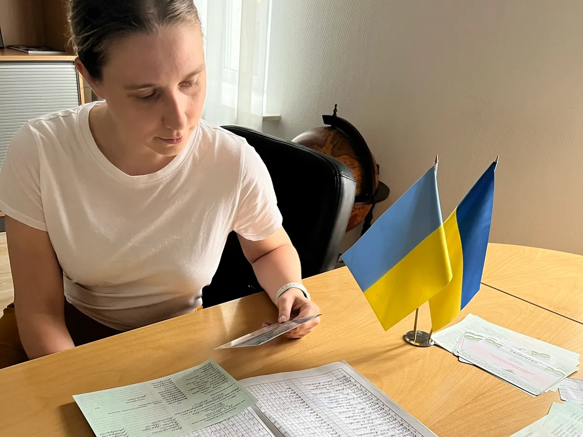 Співробітниця школи «Акцент» оформлює класні журнали та свідоцтва про освіту